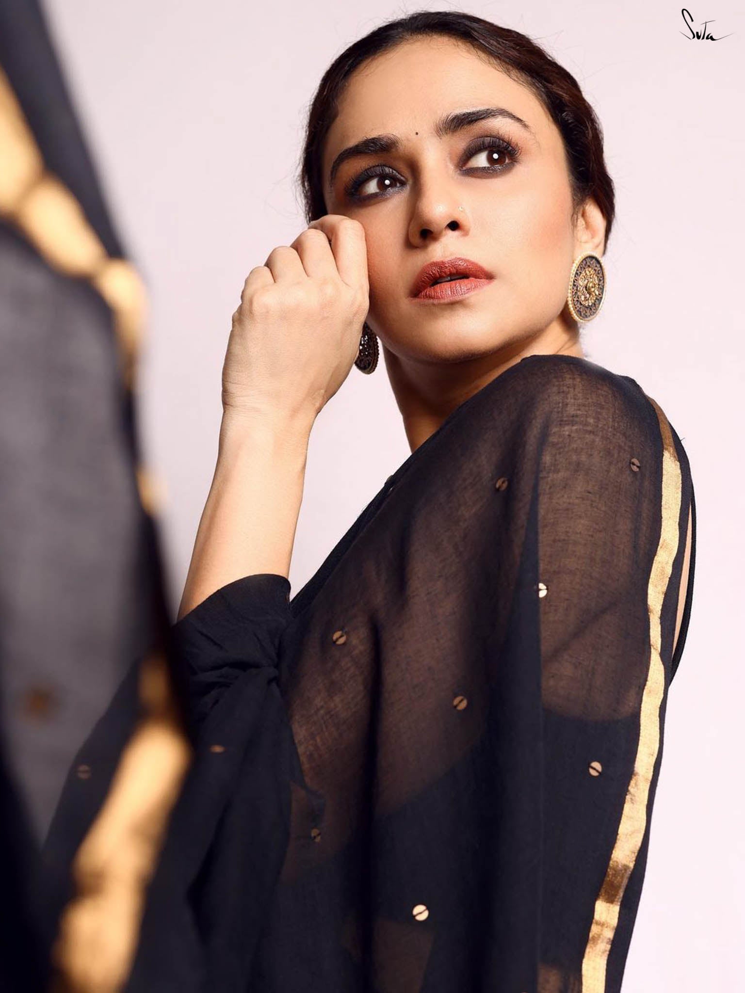 Gilted Black Swirls