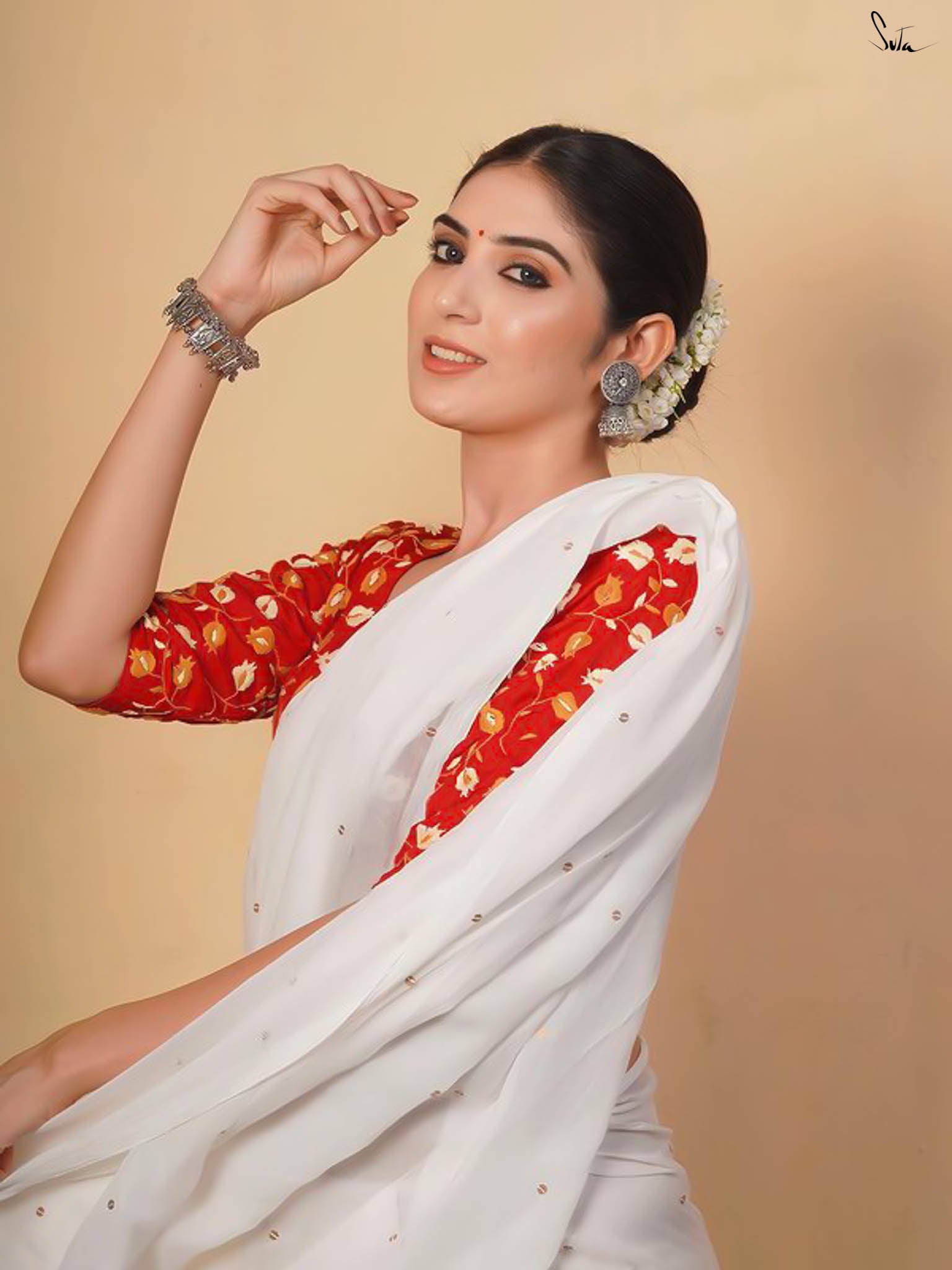 Chamakta safed chumki