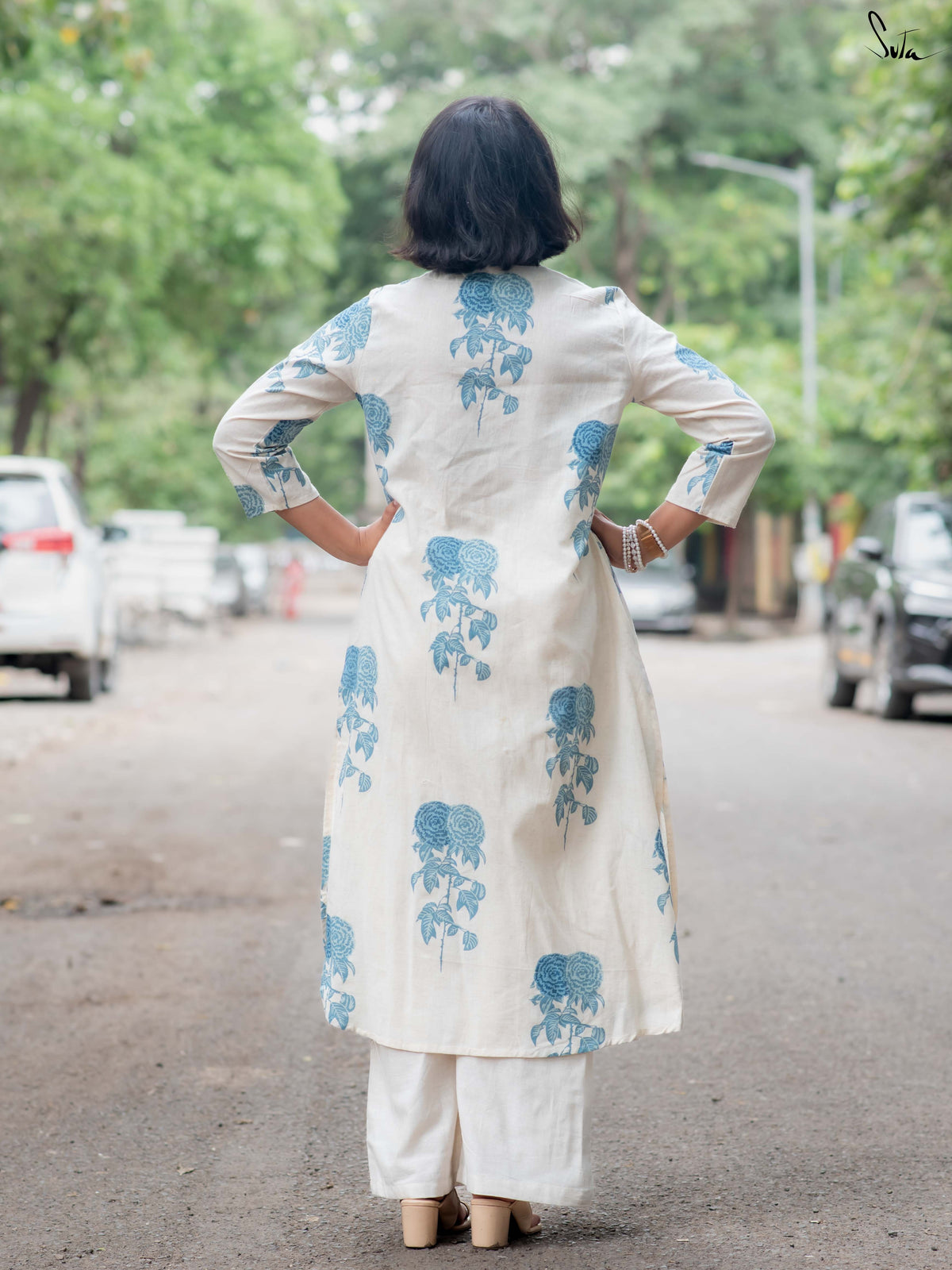 Gulabi Nahi, Neele Roses