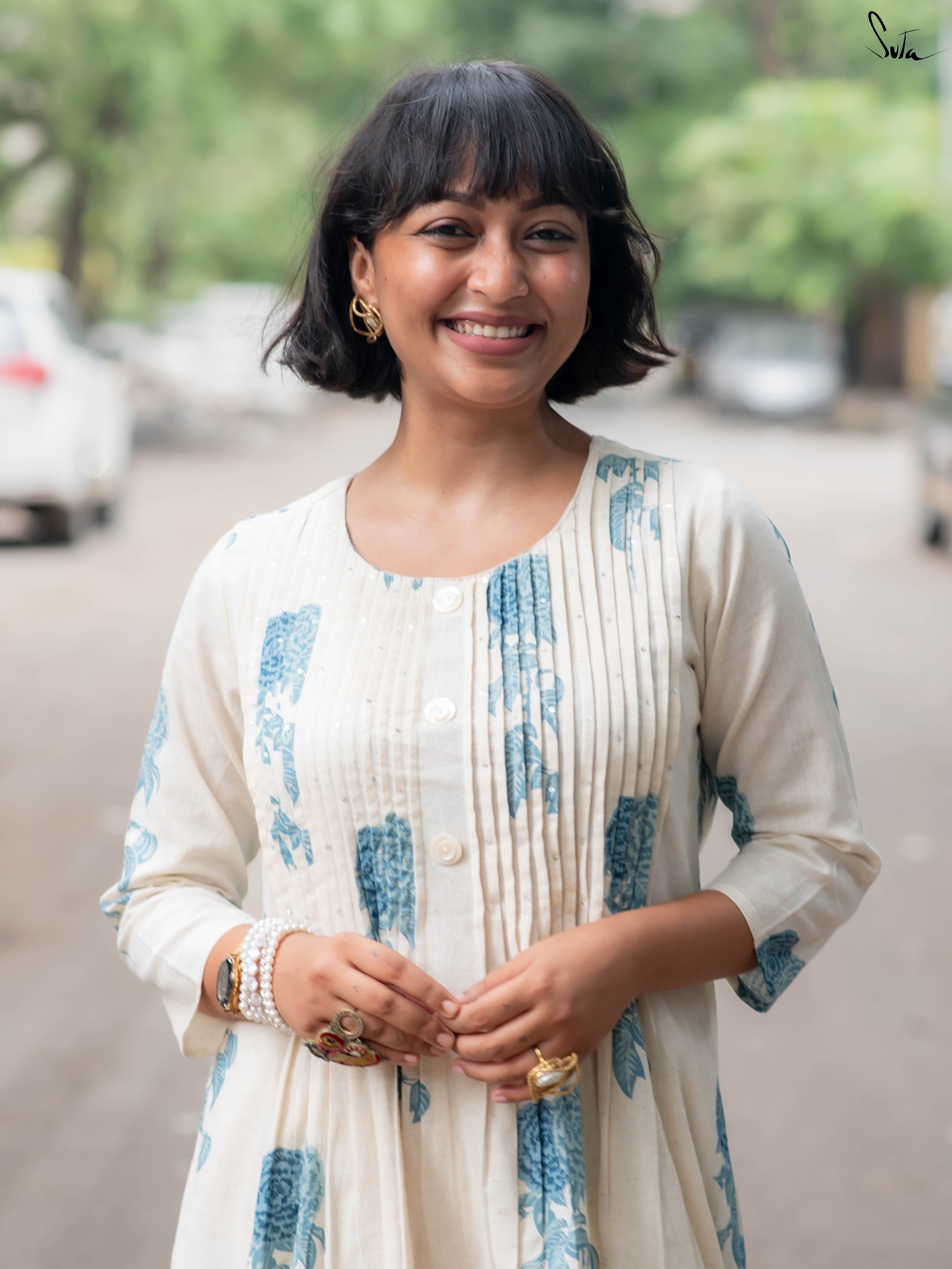 Gulabi Nahi, Neele Roses