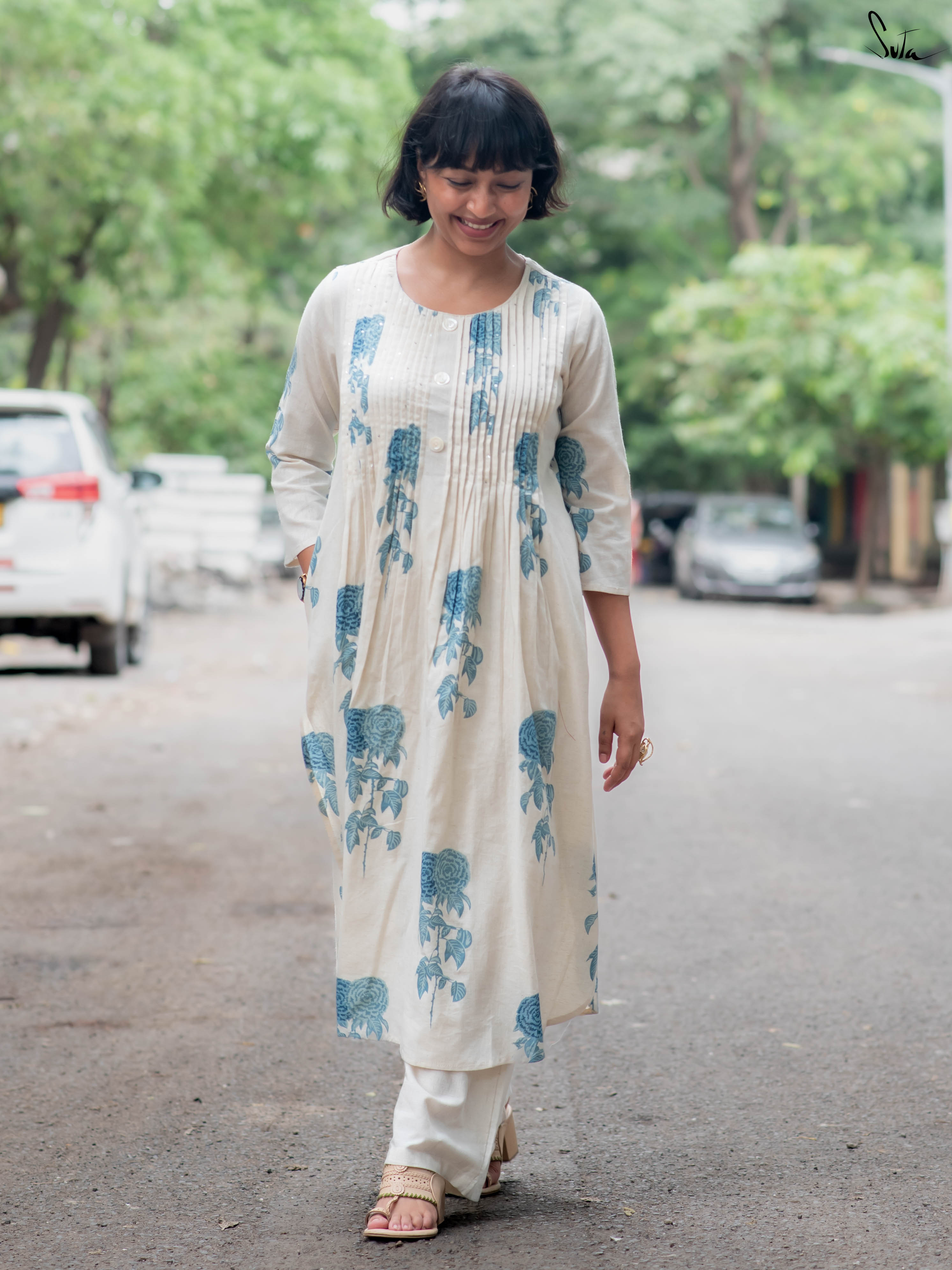 Gulabi Nahi, Neele Roses