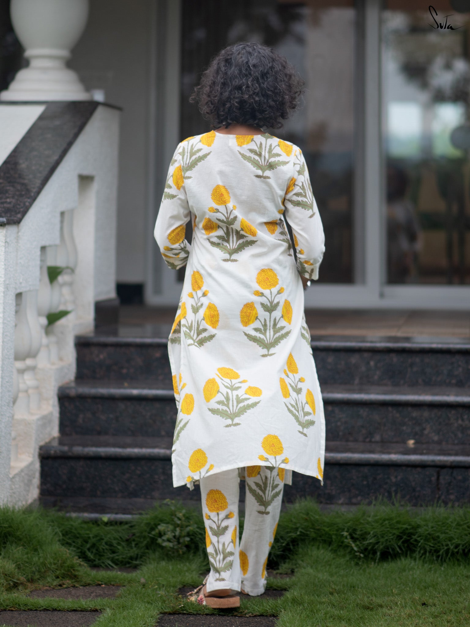 Suta White Cotton Kurta Set With Floral Print