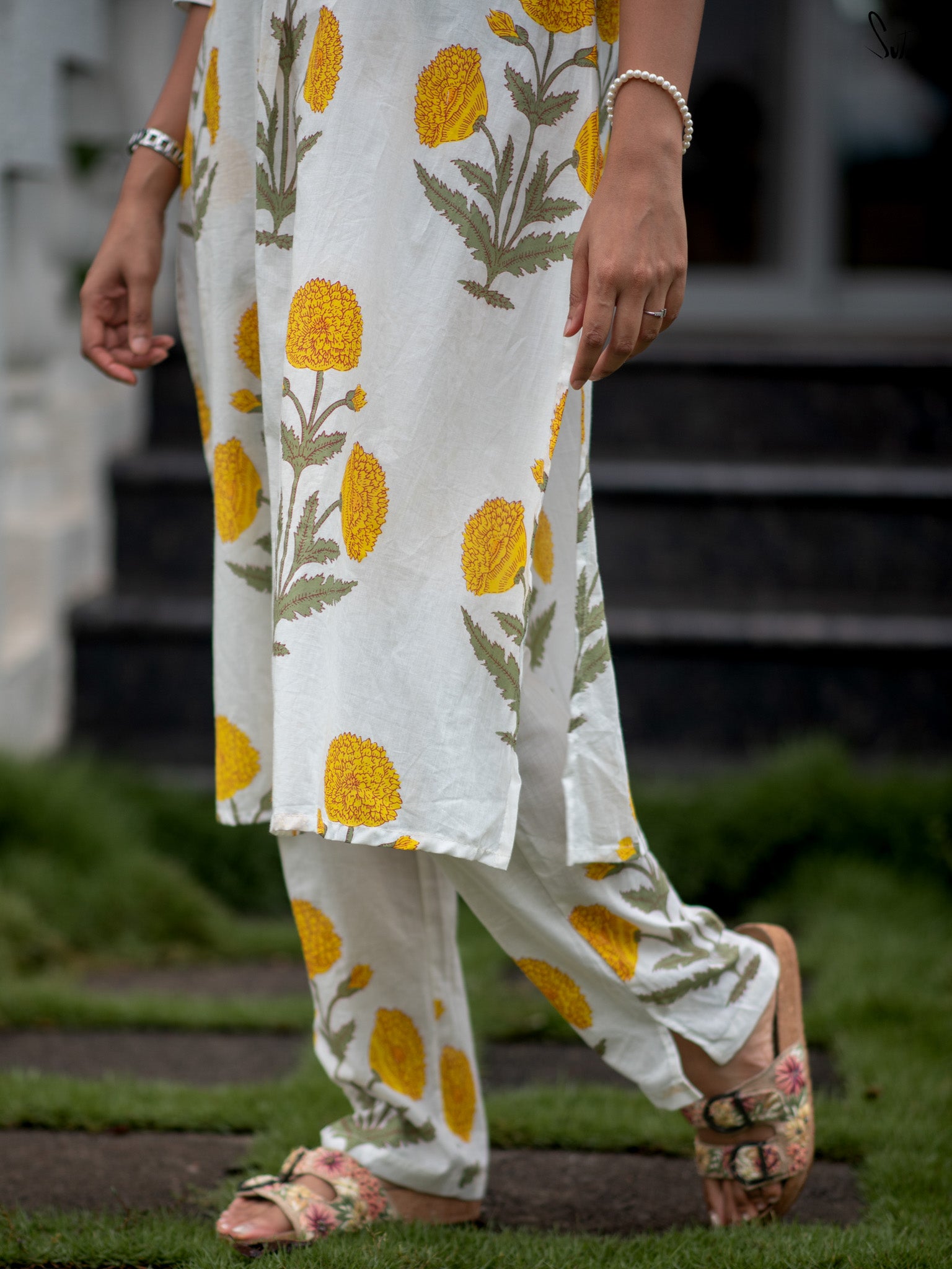 Suta White Cotton Kurta Set With Floral Print