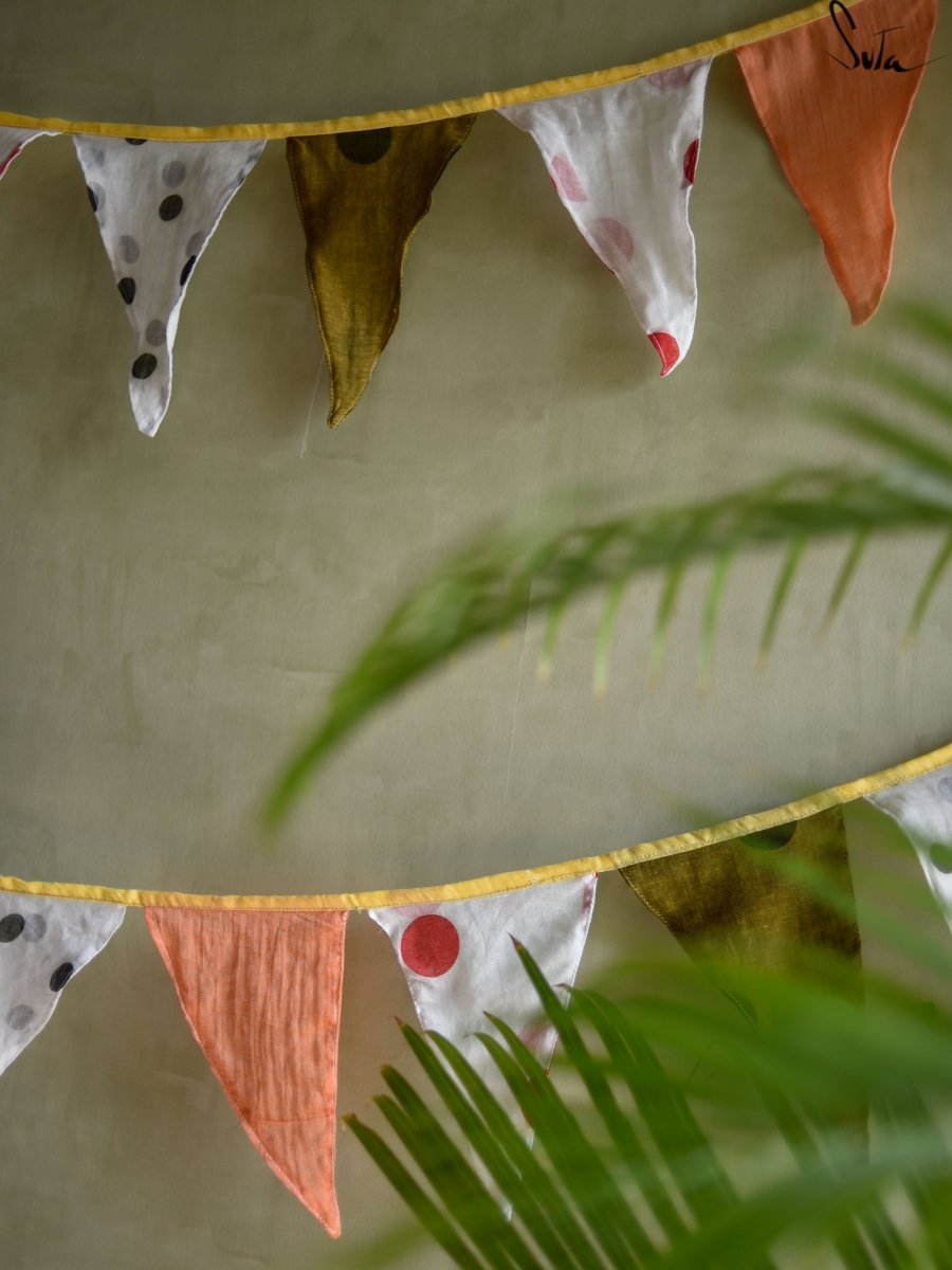 Buntings Dipped in Love - suta.in