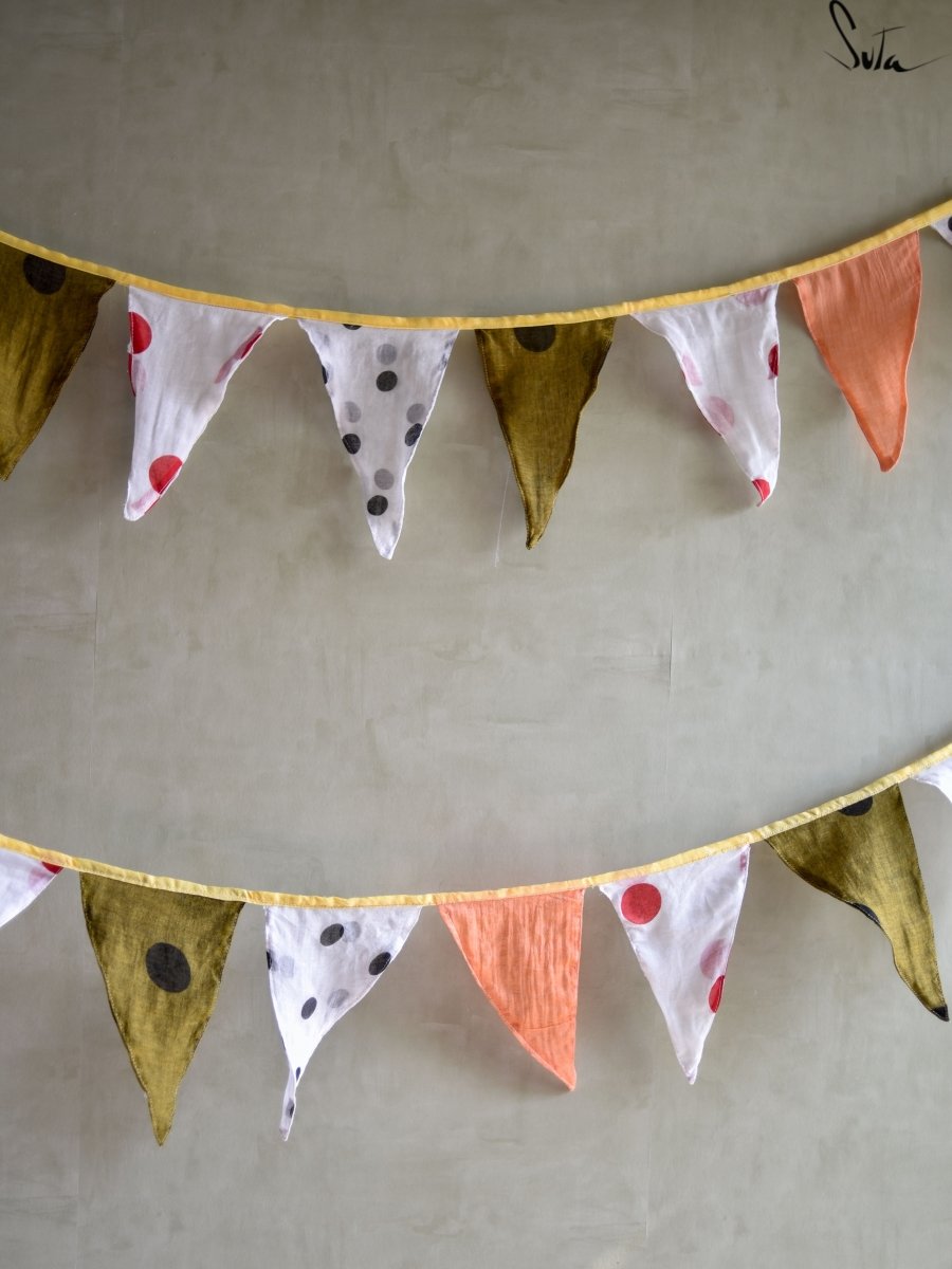 Buntings Dipped in Love - suta.in