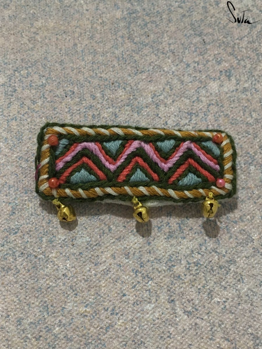 Trikon sa (Brooch) - suta.in