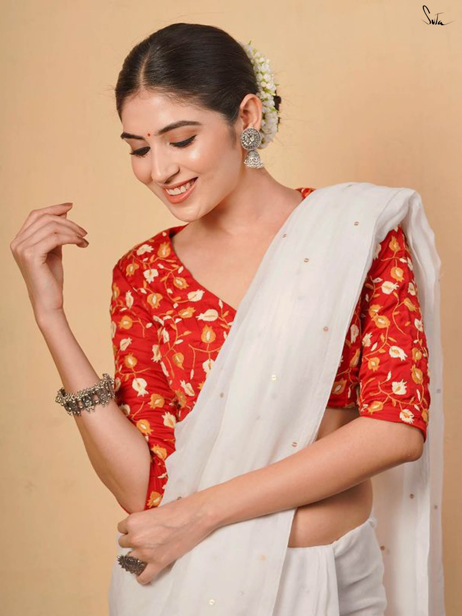 Chamakta safed chumki