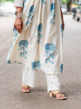 Gulabi Nahi, Neele Roses