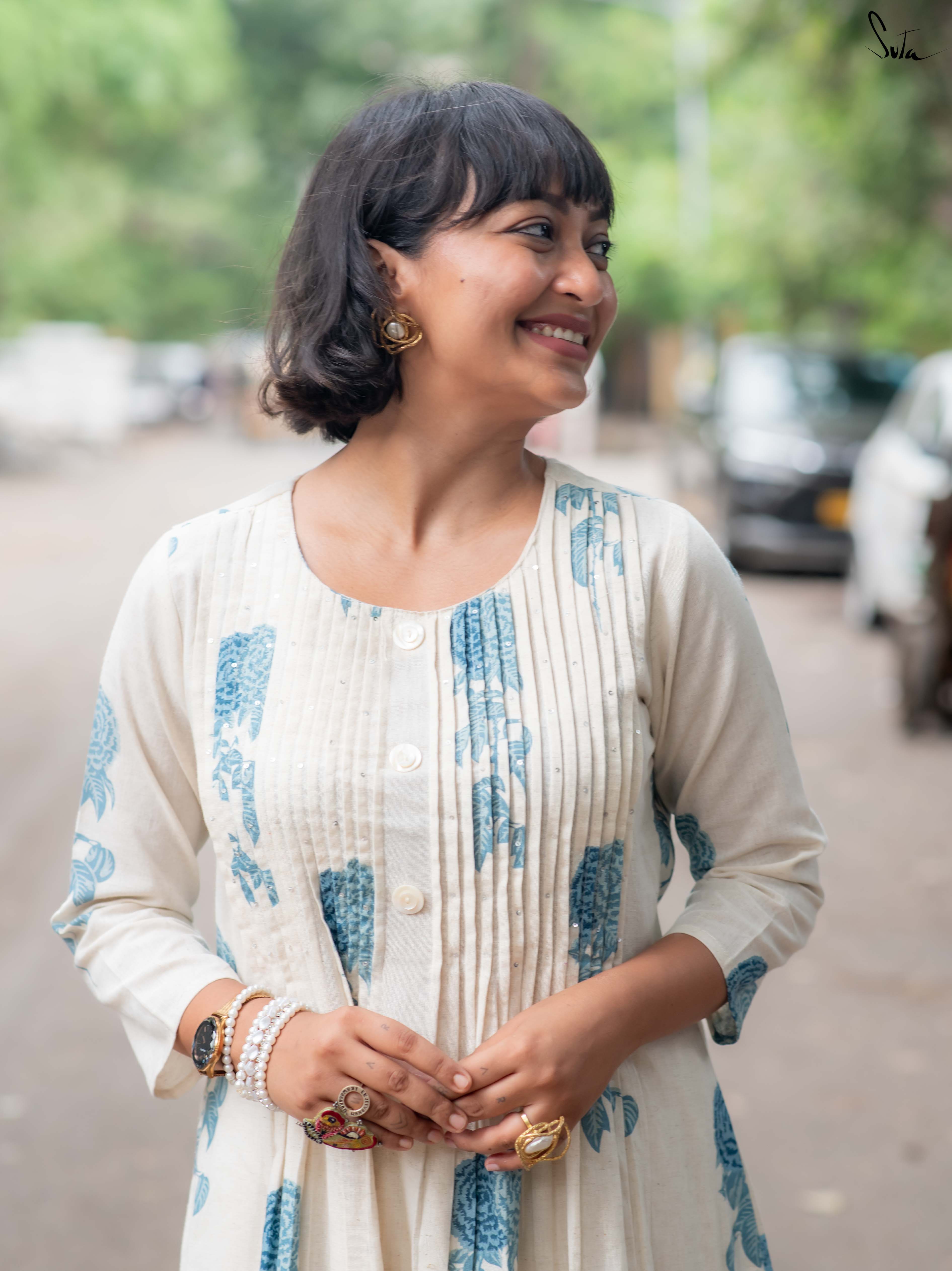 Gulabi Nahi, Neele Roses