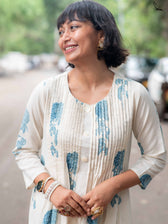 Gulabi Nahi, Neele Roses