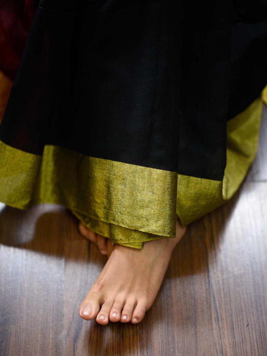 Colour Meet : Red , Black , Gold - suta.in
