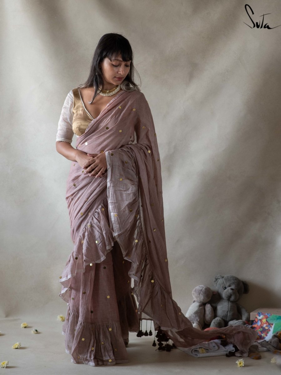 How to give a pose for photos in a saree - Quora