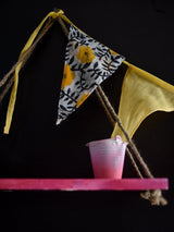 Buntings Dipped in Love - suta.in