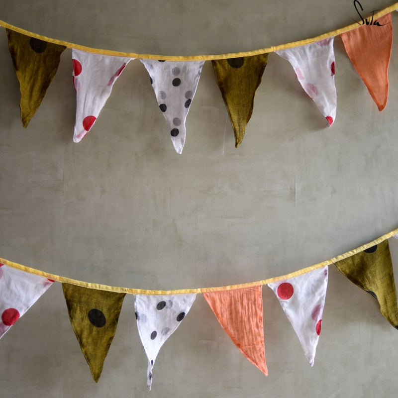 Buntings Dipped in Love - suta.in