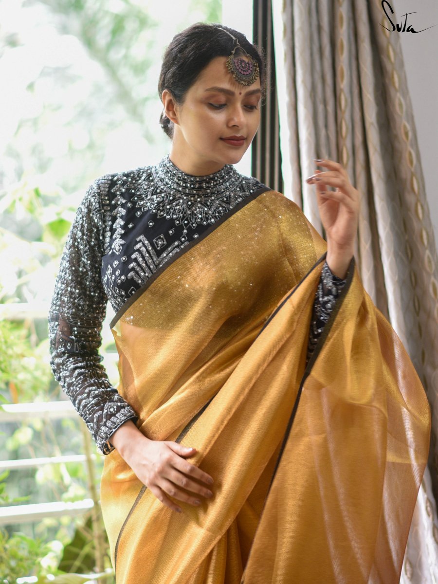 This sari blouse, long sleeves and the neckline are so elegant