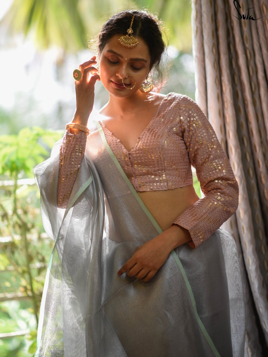 This sari blouse, long sleeves and the neckline are so elegant