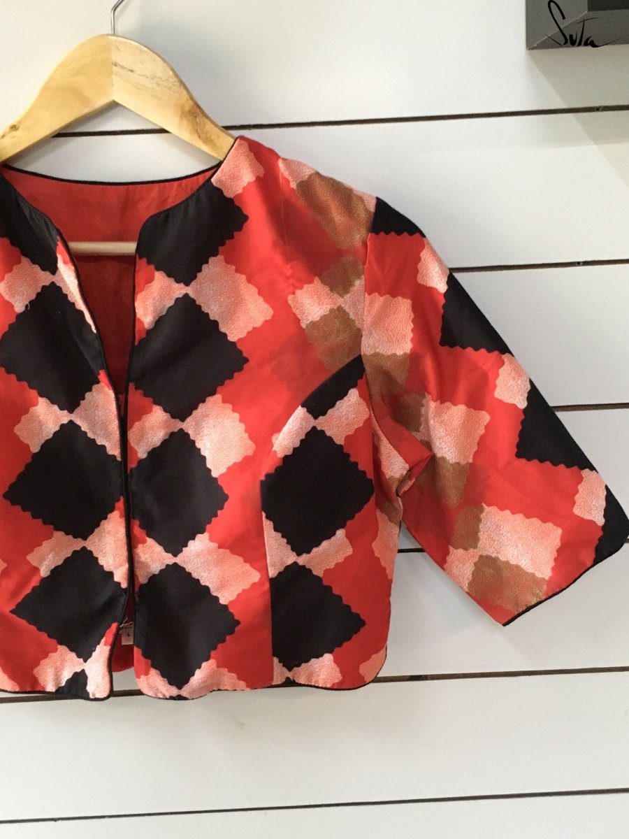 Red and black boxes (BLOUSE) - suta.in